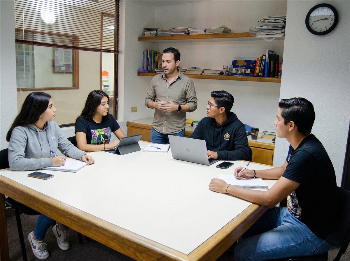 Alumnos tomando un curso de inglés en Torreón en un salón del Instituto Kingston